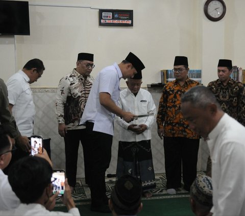 FOTO: Menteri AHY Bagikan Sertifikat Wakaf untuk Masjid dan Musala di Jakarta