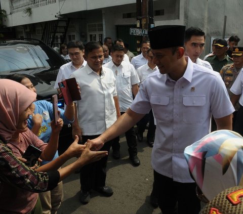 FOTO: Menteri AHY Bagikan Sertifikat Wakaf untuk Masjid dan Musala di Jakarta