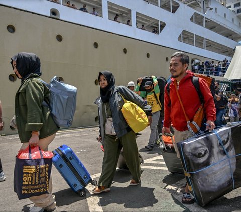 FOTO: H-7 Lebaran, Gelombang Pemudik Mulai Berdatangan di Pelabuhan Tanjung Perak Surabaya