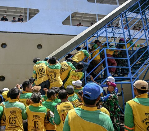 FOTO: H-7 Lebaran, Gelombang Pemudik Mulai Berdatangan di Pelabuhan Tanjung Perak Surabaya
