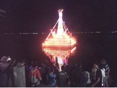 Rakik-Rakik, Tradisi Masyarakat Kabupaten Agam Semarakkan Suasana Malam Takbiran di Danau Maninjau
