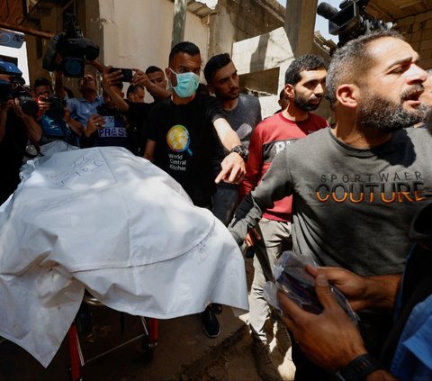 Sebanyak 7 relawan bantuan kemanusian World Central Kitchen tewas akibat serangan brutal Israel di Deir al-Balah, Jalur Gaza, Palestina, pada Selasa (2/4/2024). Serangan terjadi ketika para relawan tersebut tengah bertugas mengirimkan bantuan makanan yang sangat dibutuhkan warga Gaza. REUTERS/Mohammed Salem