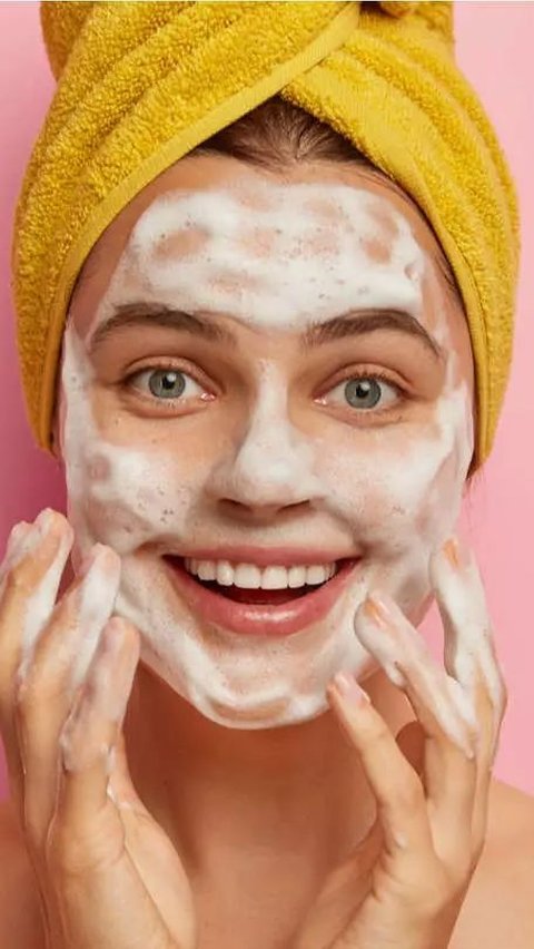 <b>Lakukan Double Cleansing dengan Facial Wash</b>