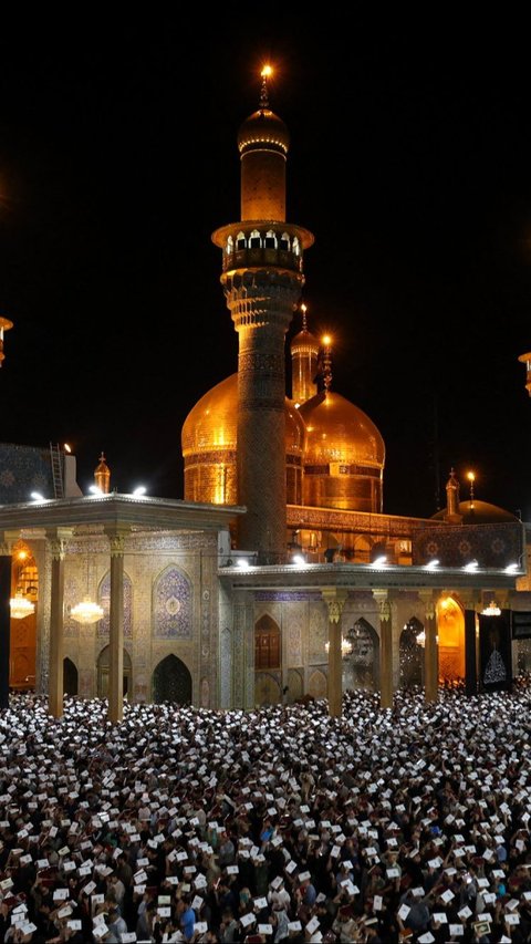 FOTO: Membeludak, Ribuan Jemaah Padati Masjid di Baghdad untuk Berburu Lailatul Qadar