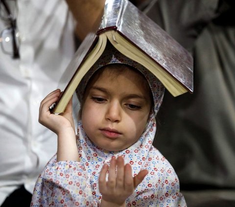 FOTO: Membeludak, Ribuan Jemaah Padati Masjid di Baghdad untuk Berburu Lailatul Qadar