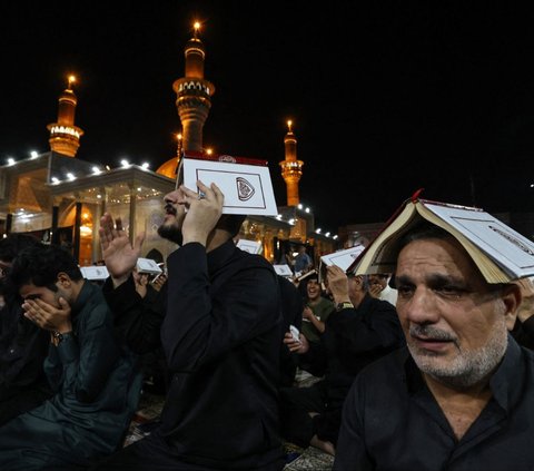 FOTO: Membeludak, Ribuan Jemaah Padati Masjid di Baghdad untuk Berburu Lailatul Qadar
