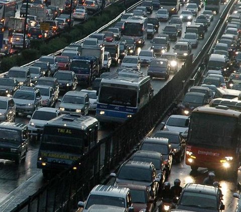 Jakarta dikepung kemacetan panjang jelang Rabu tengah malam. Kepadatan kendaraan mengular sampai tidak bergerak di beberapa titik Ibu Kota.