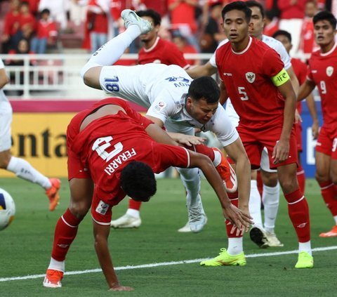 Timnas Indonesia U-23 gagal melaju ke final Piala Asia U-23 2024 setelah kalah dengan skor 2-0 dari Timnas Uzbekistan U-23 di Stadion Abdullah Bin Khalifa, Doha. Foto: KARIM JAAFAR / AFP