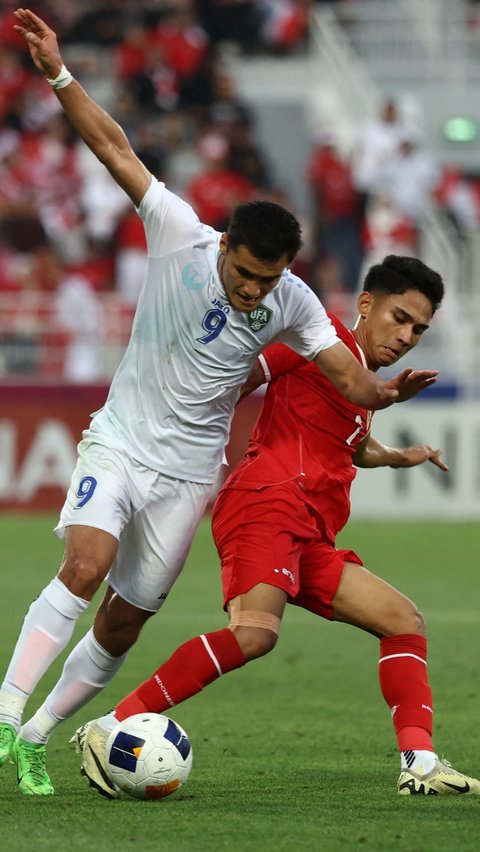 Uzbekistan juga lebih banyak dalam hal penguasaan bola dan menciptakan lebih banyak peluang. Foto: Karim JAAFAR / AFP
