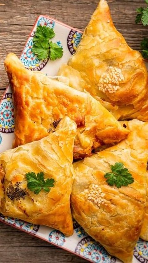 3. Samosa: Camilan Segitiga yang Menggugah Selera