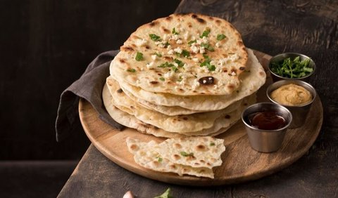 4. Naan: Roti India yang Menggoda Selera