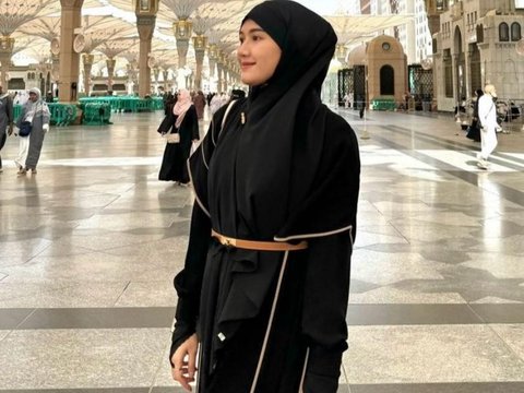 Potret Erina Gudono saat Jalani Ibadah Umrah di Tanah Suci, Tampil Berhijab Bikin Pangling