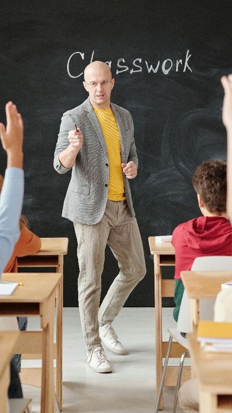 Cerita Lucu Bahasa Inggris: Substituting Teacher (Guru Pengganti)