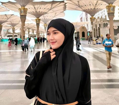 Potret Erina Gudono saat Jalani Ibadah Umrah di Tanah Suci, Tampil Berhijab Bikin Pangling