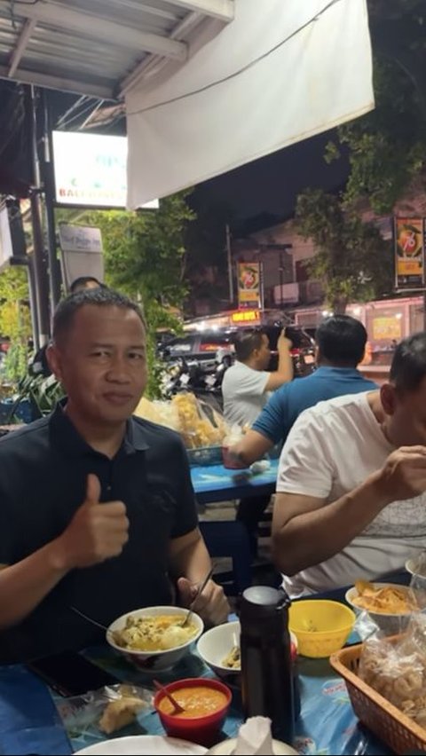 ⁠Berpakaian Santai, Momen Jenderal Bintang 2 Polisi Makan Malam di Warung Pinggir Jalan, Menunya Nikmat<br>