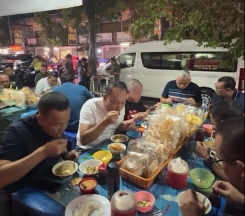 ⁠Berpakaian Santai, Momen Jenderal Bintang 2 Polisi Makan Malam di Warung Pinggir Jalan, Menunya Nikmat