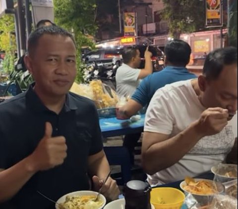 ⁠Berpakaian Santai, Momen Jenderal Bintang 2 Polisi Makan Malam di Warung Pinggir Jalan, Menunya Nikmat