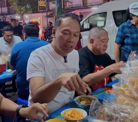 ⁠Berpakaian Santai, Momen Jenderal Bintang 2 Polisi Makan Malam di Warung Pinggir Jalan, Menunya Nikmat