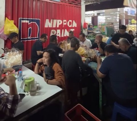 ⁠Berpakaian Santai, Momen Jenderal Bintang 2 Polisi Makan Malam di Warung Pinggir Jalan, Menunya Nikmat