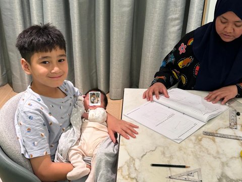 Potret Raffi Ahmad Tidur Sama Lily, Wajah Sang Bayi Masih Dirahasiakan Bikin Penasaran