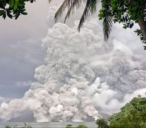 Awas! Gunung Ruang Kembali Erupsi, Muntahkan Abu Vulkanik Setinggi 5 Km