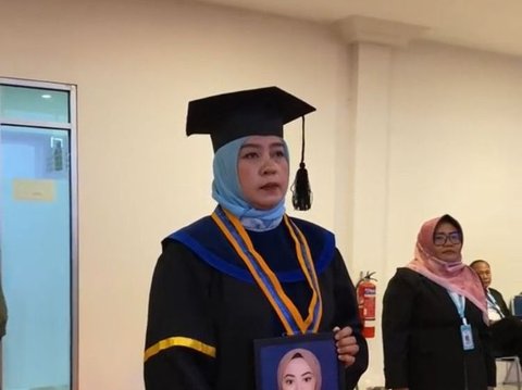 Momen Ibu Wakilkan Wisuda Putrinya yang Meninggal karena Sakit Ini Viral, Banjir Doa Warganet