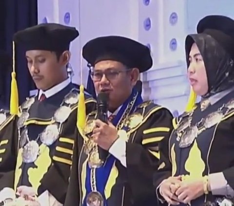 Momen Ibu Wakilkan Wisuda Putrinya yang Meninggal karena Sakit Ini Viral, Banjir Doa Warganet