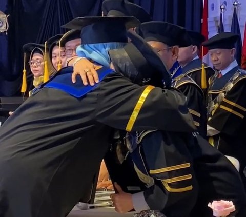 Momen Ibu Wakilkan Wisuda Putrinya yang Meninggal karena Sakit Ini Viral, Banjir Doa Warganet