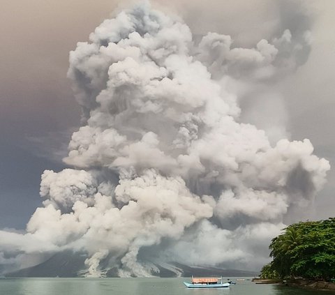 Penampakan Gunung Ruang yang kembali meletus terlihat dari Pulau Tagulandang, Kabupaten Sitaro, Sulawesi Utara, pada Selasa (30/4/2024) pagi waktu setempat. Gunung Ruang memuntahkan abu vulkanik setinggi 5.000 meter dari pusat kawah. AFP/STR