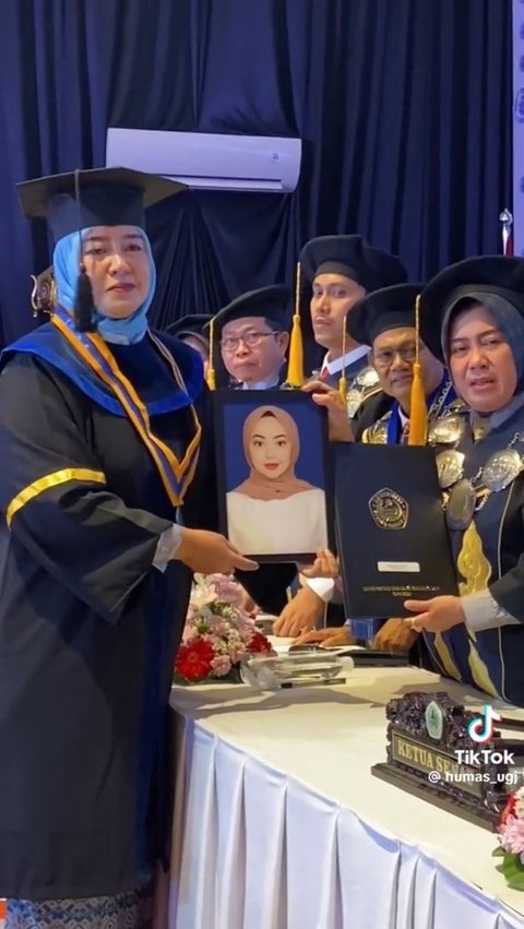 Momen Ibu Wakilkan Wisuda Putrinya yang Meninggal karena Sakit Ini Viral, Banjir Doa Warganet