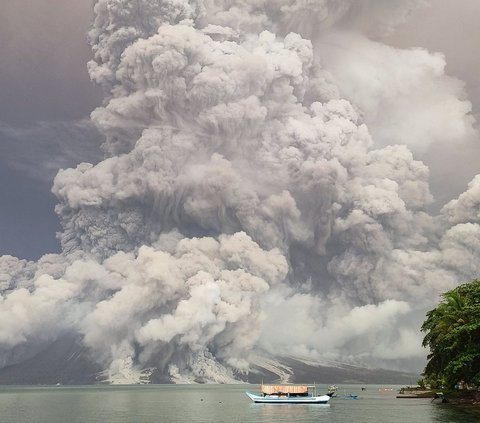 FOTO: Penampakan Gunung Ruang Kembali Meletus, Muntahkan Abu Vulkanik Setinggi 5.000 Meter