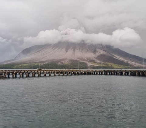 FOTO: Penampakan Gunung Ruang Kembali Meletus, Muntahkan Abu Vulkanik Setinggi 5.000 Meter