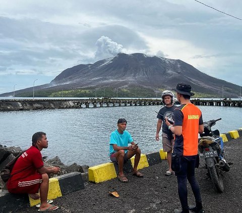 FOTO: Penampakan Gunung Ruang Kembali Meletus, Muntahkan Abu Vulkanik Setinggi 5.000 Meter