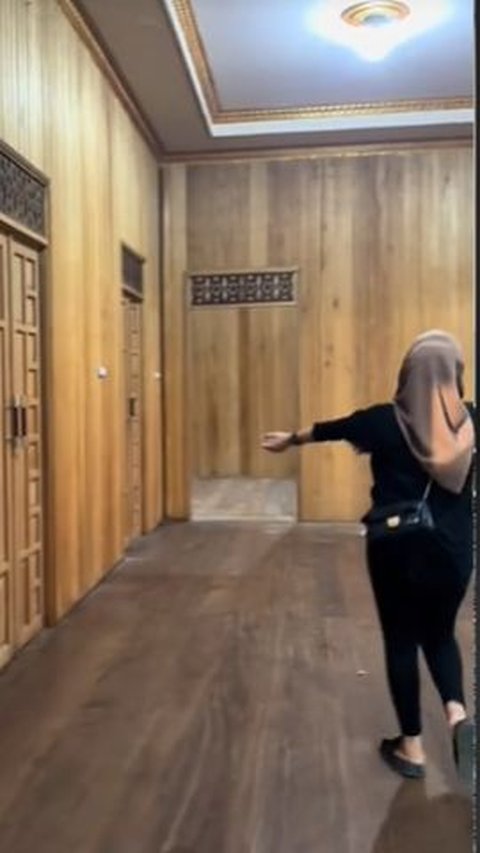 The appearance of the house was shared on the TikTok account @miralestari1191. The house looks spacious and magnificent despite its walls being made of wood.