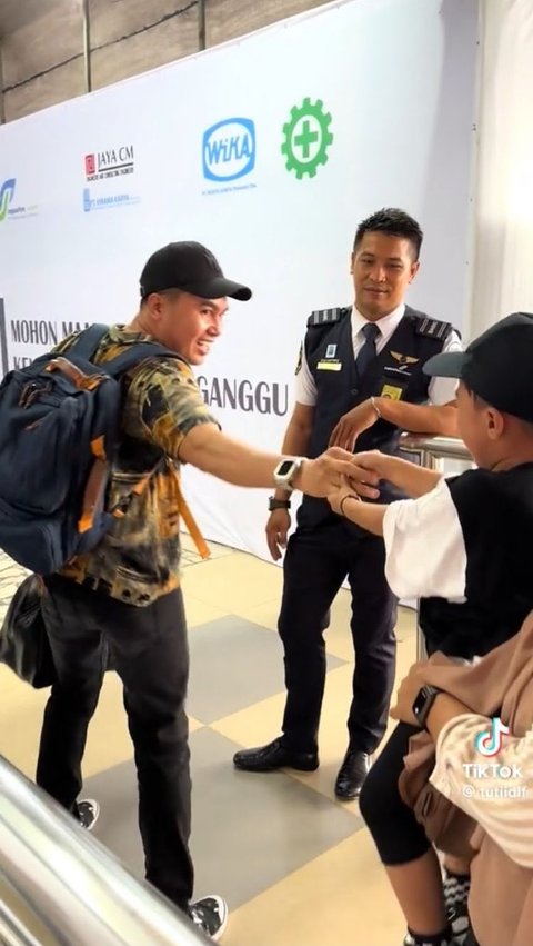 <b>Berpisah di Bandara, Momen Anak Menangis saat Antar Sang Ayah Kembali Bekerja Ini Bikin Haru</b>