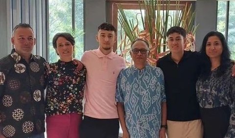 Penampilan cemerlang Rafael Struick dalam ajang Piala Asia U-23 2024 membuat sang ibu, Noraly Soedito, banyak disorot oleh netizen.