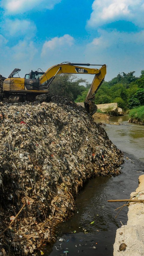 Timbunan sampah yang menimbun sebagian badan Kali Pesanggrahan ini membuat aliran sungai meluap. Merdeka.com/Arie Basuki