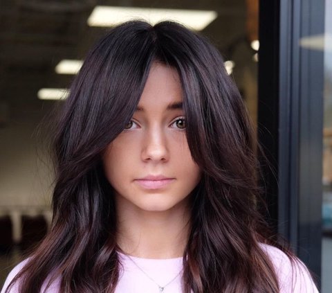 Model rambut Wavy Cut & Curtain Bangs (Sumber: Archziner.com)