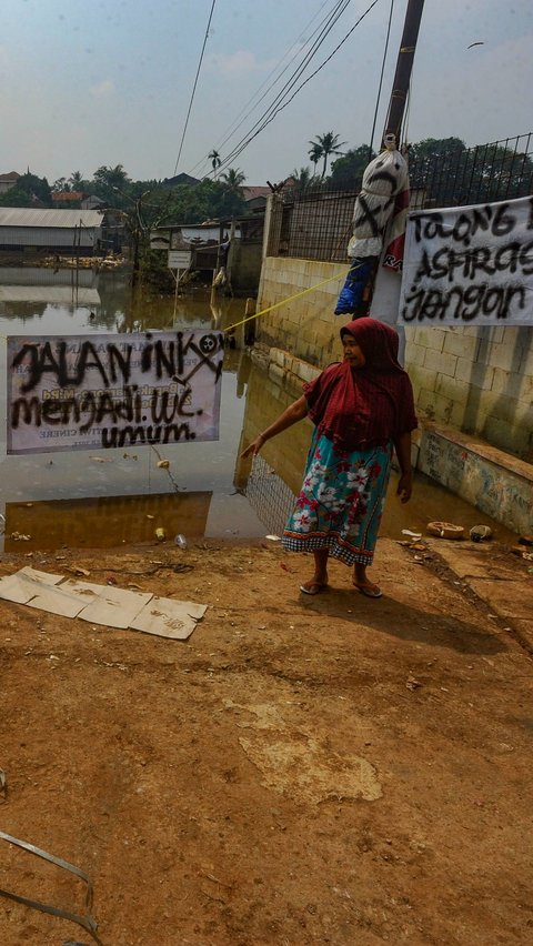 Selama berbulan-bulan tersebut, warga sekitar terisolir karena banjir yang dipicu longsor TPA Cipayung. Merdeka.com/Arie Basuki