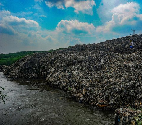 FOTO: Gunung Sampah TPA Cipayung Longsor ke Kali Pesanggrahan, Jalan dan Pemukiman Warga 4 Bulan Kebanjiran