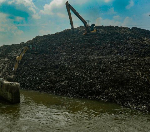 FOTO: Gunung Sampah TPA Cipayung Longsor ke Kali Pesanggrahan, Jalan dan Pemukiman Warga 4 Bulan Kebanjiran