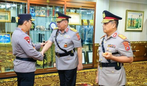 Kapolri Jenderal Listyo Sigit Prabowo melantik Brigadir Jenderal (Brigjen) Dwi Irianto sebagai Kapolda Sulawesi tenggara (Sultra), Senin (29/4).<br>