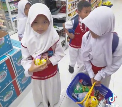 Viral Wanita Traktir Anak SD Jajan di Minimarket, Reaksi Anak-Anak Curi Perhatian