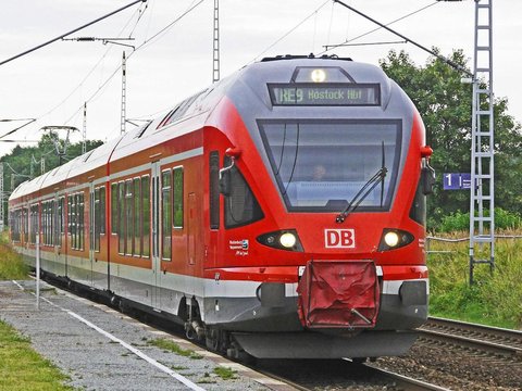 Detik-Detik Penumpang Wanita Jatuh ke Celah Peron KRL di Stasiun UI Depok