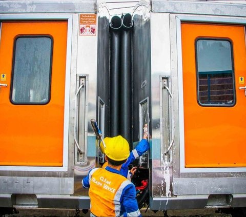 Detik-Detik Penumpang Wanita Jatuh ke Celah Peron KRL di Stasiun UI Depok