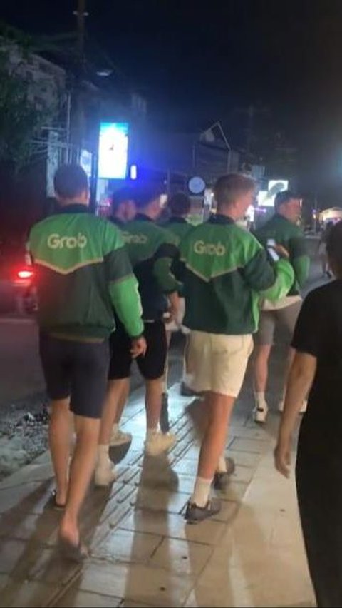 Viral! Foreign Tourists Group Wearing Ojol Jackets in Bali like a Fashion Show, Becoming a New Trend and Looking More Stylish