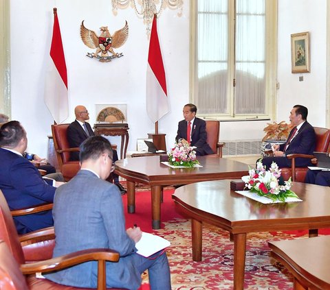 FOTO: Semringah Jokowi Terima Kunjungan CEO Microsoft Satya Nadella di Istana, Jajaki Investasi Besar di Bidang AI
