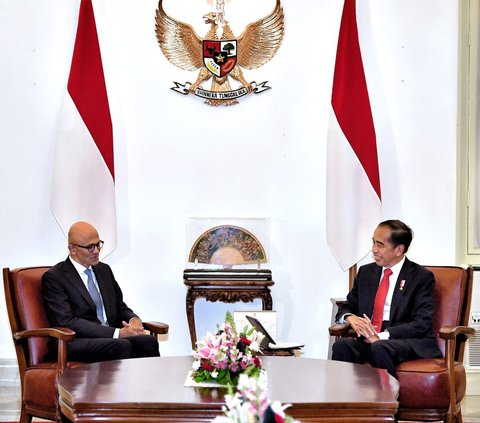 FOTO: Semringah Jokowi Terima Kunjungan CEO Microsoft Satya Nadella di Istana, Jajaki Investasi Besar di Bidang AI