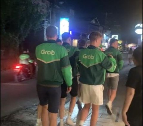 Viral! Foreign Tourists Group Wearing Ojol Jackets in Bali like a Fashion Show, Becoming a New Trend and Looking More Stylish