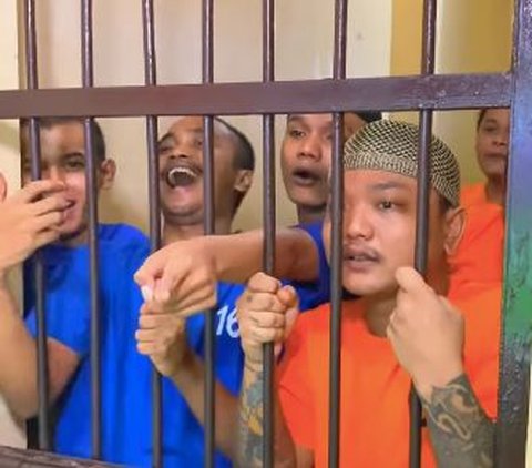 Wajah Girang Para Tahanan Diajak Pak Polisi Nobar Timnas U-23 dari Balik Jeruji Besi